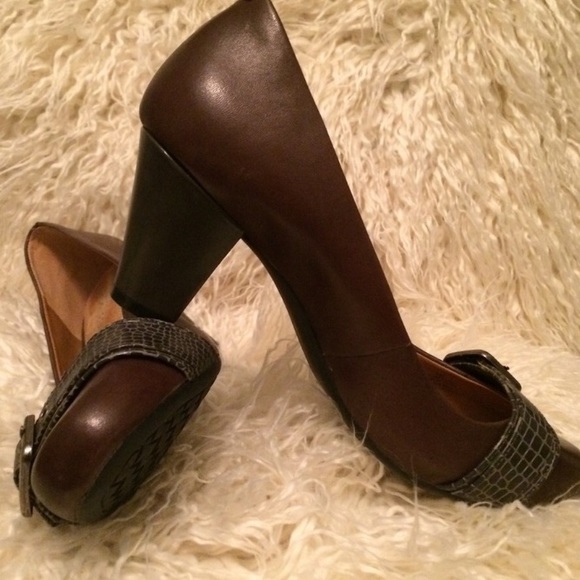 Michelle D buckle toe brown leather pumps size 9 - Picture 2 of 8